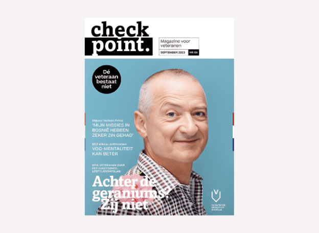 Portret op de cover van het tijdschrift Checkpoint: een glimlachende man met kort grijs haar kijkt recht in de camera tegen een lichtblauwe achtergrond. Op de cover staan verschillende koppen over veteranen, waaronder “Dé veteraan bestaat niet” en “Achter de geraniums? Zij niet”.