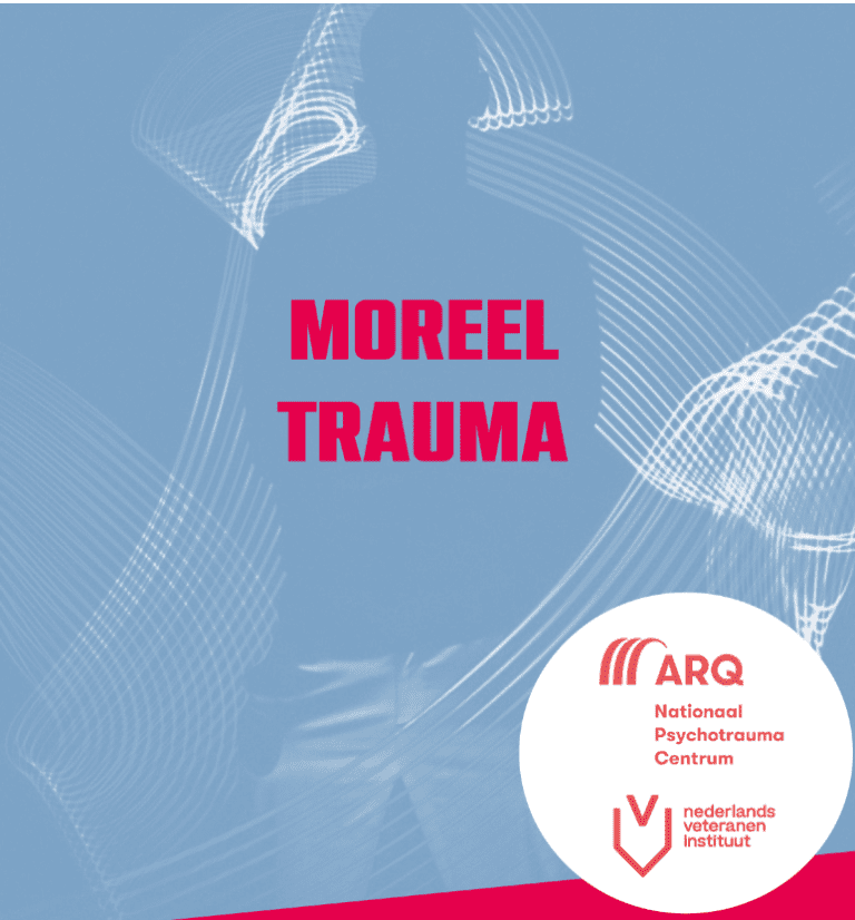 Grafische afbeelding met de tekst “MOREEL TRAUMA” in felroze letters op een blauwe achtergrond met abstracte lijnen. Onderaan staan de logo’s van ARQ Nationaal Psychotrauma Centrum en het Nederlands Veteraneninstituut.
