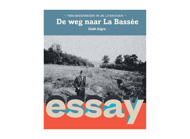 Boekomslag van het essay De weg naar La Bassée van Gijet Algra, uit de reeks ‘Terugkeerreizen in de literatuur’. Op de cover staat een zwart-witfoto van een man in een landelijk landschap; onderaan staat groot het woord ‘essay’ in opvallende letters. Omslag van het essay De weg naar La Bassée van Gijet Algra, uit de reeks ‘Terugkeerreizen in de literatuur’. Bovenaan staat de titel op een blauw vlak; daaronder een zwart-witfoto van een man in een open landschap. Onderaan staat het woord ‘essay’ groot afgebeeld op een rood vlak.