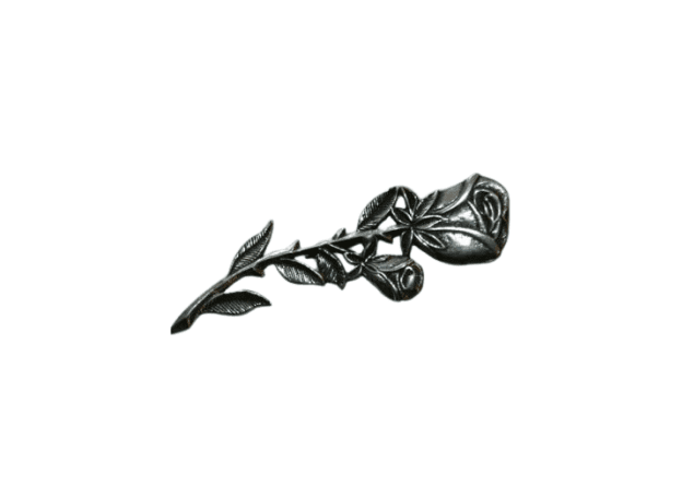 Zilverkleurige speld in de vorm van een anjer met steel en bladeren, afgebeeld tegen een lichte achtergrond.