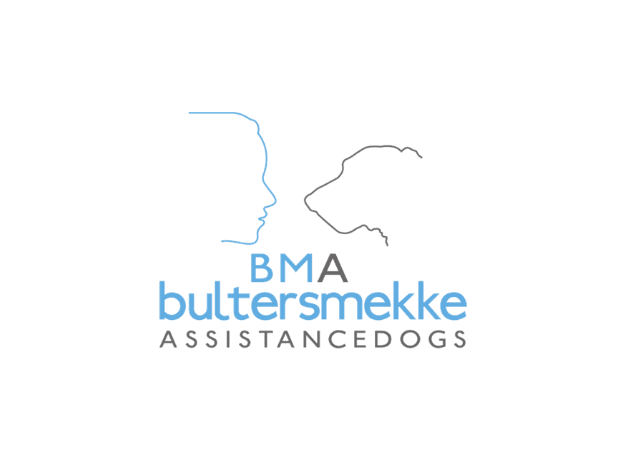 Logo van BMA Bultersmekke Assistancedogs met een minimalistische lijntekening van een mensenprofiel tegenover een hondenprofiel en de tekst “BMA bultersmekke assistancedogs” in blauw en grij