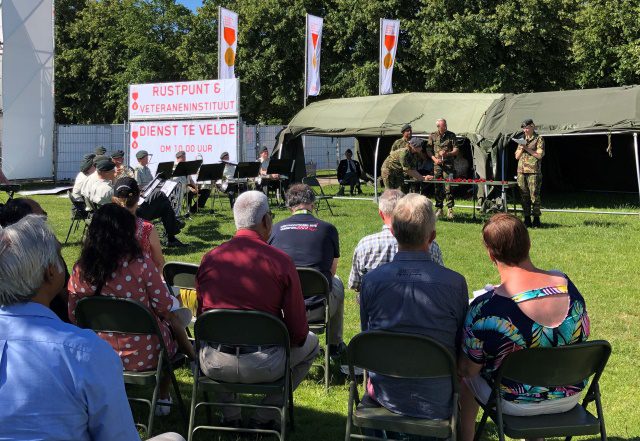 demonstratie op een grasveld tijdens de Nederlandse veteranendag