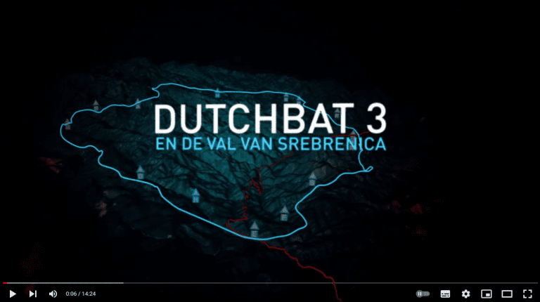 Donkere titelafbeelding met een kaart in blauw omlijnd, waarop in grote letters staat: “DUTCHBAT 3 – EN DE VAL VAN SREBRENICA”. Onderaan is een videospelerbalk zichtbaar.