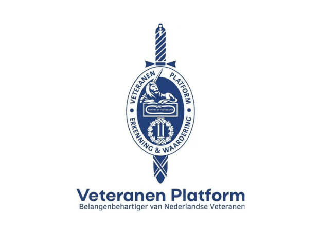 Logo van het Veteranen Platform met een blauw embleem in de vorm van een zwaard en de tekst ‘Veteranen Platform – Belangenbehartiger van Nederlandse Veteranen’.