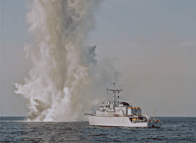 Mijnenjager Hr.Ms. Vlaardingen brengt tijdens een eerdere operatie een zeemijn tot ontploffing.