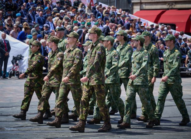Detachement loopt langs tribune tijdens defile Nederlandse Veteranendag in Den Haag.