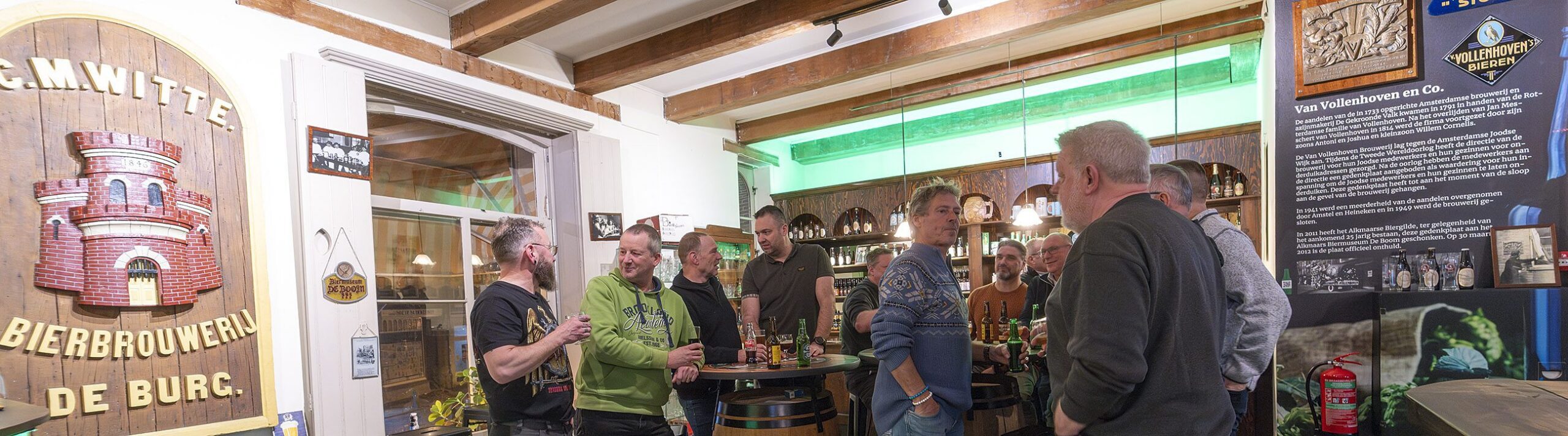 Foto van druk bezocht veteranencafé in Alkmaar
