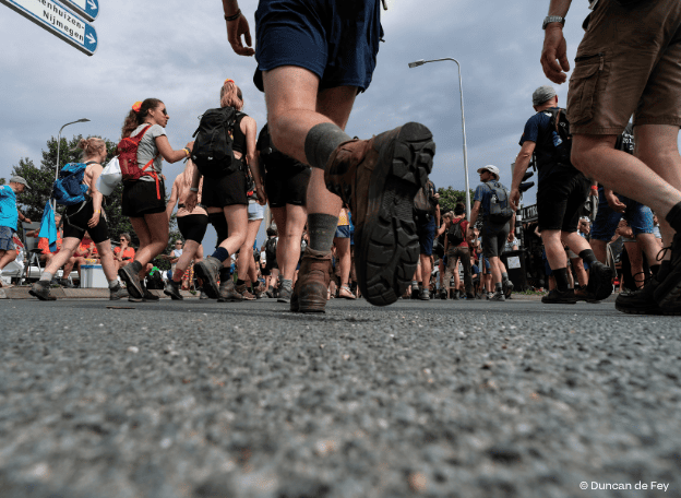 Foto van wandelende mensen tijdens de Nijmeegse Vierdaagse.