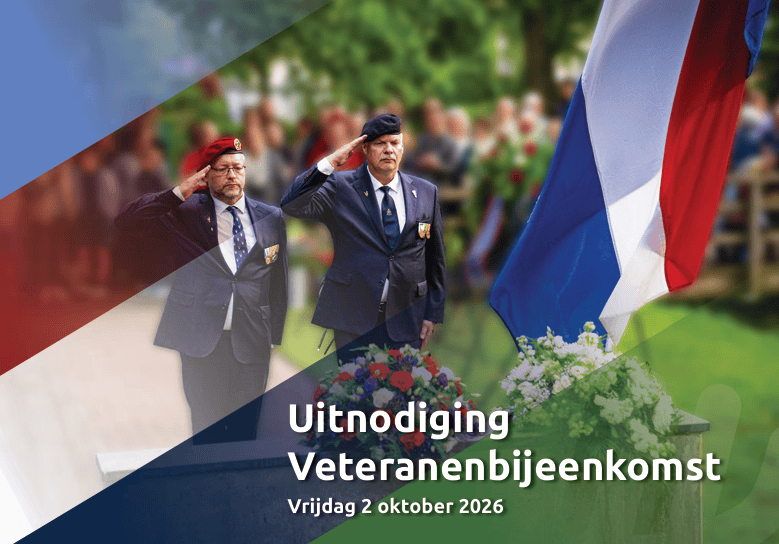 Twee veteranen in uniform brengen een saluut bij een herdenkingsmonument met bloemenkransen. Op de voorgrond wappert een Nederlandse vlag. Op de achtergrond staan bezoekers bij een herdenkingsbijeenkomst in een groene buitenomgeving. Over de afbeelding staat de tekst: “Uitnodiging Veteranenbijeenkomst, vrijdag 2 oktober 20