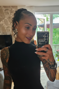 Foto van Cynthia Leiwakabessy die een selfie in een spiegel maakt.