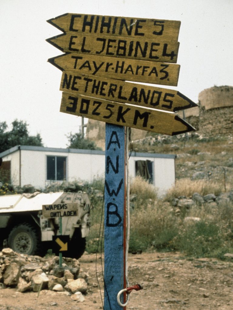Nagemaakte ANWB wegwijzer met Libanon plaatsnamen en Nederland: 3025 km.