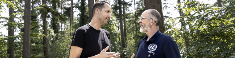 2 mannen in gesprek in het bos